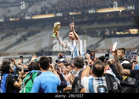 Le 18 décembre 2022, Lionel Messi a levé le trophée de la Coupe du monde de la FIFA dans ce qui a été un moment historique pour lui et l'Argentine. Banque D'Images