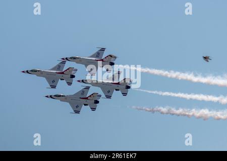 Wantagh, New York, États-Unis - 26 mai 2023 : équipe de démonstration de Thunderbird de la United States Air Force effectuant la formation du diamant d'un spectacle aérien au-dessus de Jones Banque D'Images