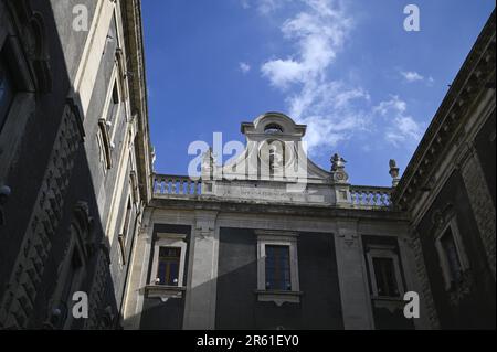 Vue extérieure panoramique sur la Porta Uzeda, de style baroque sicilien, la porte qui relie la Piazza Duomo à la via Dusmet à Catane, en Sicile, en Italie. Banque D'Images