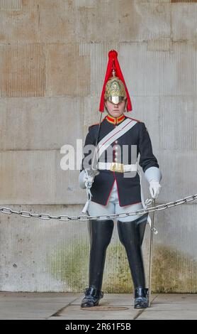 Femme membre du régiment monté de Cavalerie de la maison en service de cérémonie, appelé la Garde de vie du roi, aux gardes à cheval (ancienne entrée du Palais de Buckingham. Banque D'Images