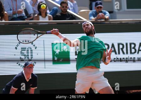 Paris, Paris, France. 6th juin 2023. KAREN KHACHANOV de Russie retourne le ballon à NOVAK DJOKOVIC de Serbie lors du quart-finale de l'Open de France 2023, Grand Chelem tournoi de tennis au stade Roland-Garros - Paris France (Credit image: © Pierre Stevenin/ZUMA Press Wire) USAGE ÉDITORIAL SEULEMENT! Non destiné À un usage commercial ! Banque D'Images