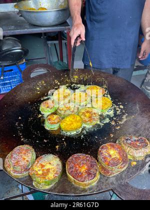 L'aubergine est frite dans la boutique de nourriture de rue.cette photo a été prise de Chittagong, Bangladesh. Banque D'Images