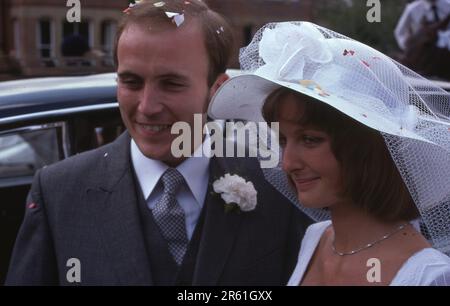 Un couple souriant, nouvellement-wed en septembre 1976 avec confetti photo par les Archives de Henshaw Banque D'Images