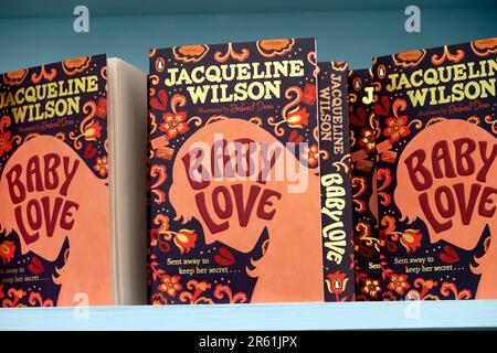 Jacqueline Wilson livre pour enfants "Baby Love" livres sur une étagère dans la librairie au Hay Festival 2023 Hay on Wye Wales UK KATHY DEWITT Banque D'Images