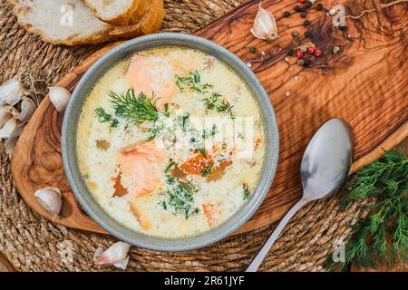 Soupe au saumon, soupe crémeuse au saumon finlandais. Des aliments propres, sains et diététiques. Vue de dessus, assiette complète de soupe de poisson Banque D'Images