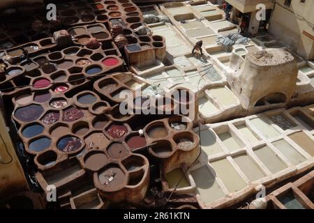 Tanneries de Fès, cuir mourant dans une tannerie traditionnelle. Anciens conteneurs des tanneries de Fès, Maroc, Afrique. Banque D'Images