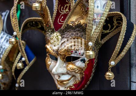 Venise, Italie - 2 avril 2022: Variété de masques traditionnels de Venezian vendus sur un stand de souvenirs à venise, Italie. Banque D'Images