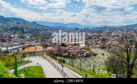 Vue aérienne du paysage urbain animé de Sarajevo niché dans les contreforts d'une chaîne de montagnes majestueuse Banque D'Images