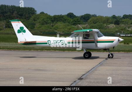 Un Reims-Cessna F152 à l'aéroport de Brighton City à Sussex, en Angleterre Banque D'Images