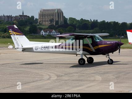 Un Cessna 152 de North Weald Flight Training à Brighton City Airport Shoreham Sussex, Angleterre Banque D'Images