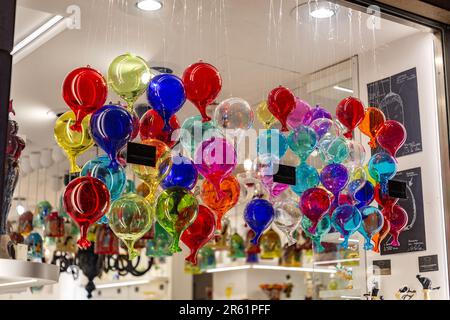 Venise, Italie - 3 avril 2022: Figurines de ballons de verre faites à la main vues sur une fenêtre de magasin à Venise, Italie. Banque D'Images