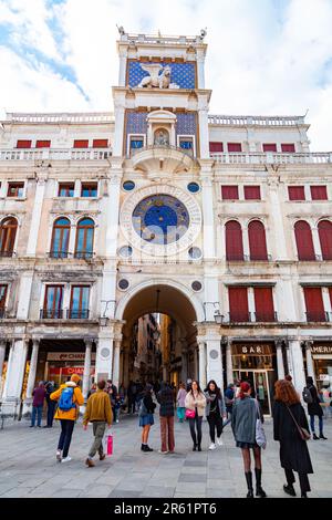 Venise, Italie-2 avril 2022 : commandé par Doge Agostino Barbarigo en 1493, la Torre dell’Orologio, ou St. La tour de l'horloge de Mark fait face à la Piazza sa Banque D'Images