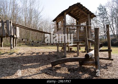 Aire de jeux pour enfants avec une salle de jeux en bois et un pont dans le parc naturel Banque D'Images