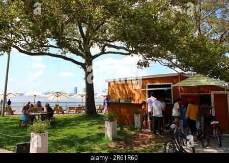 Les visiteurs apprécient les concessions du stand de cuisine Sea Biscuit sur Governors Island, sur 4 août 2019 à Manhattan, New York, États-Unis. (Photo de Wojciech Migda) Banque D'Images
