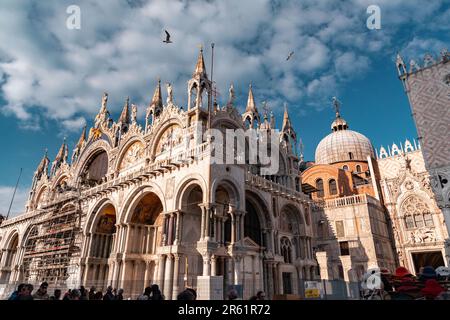 Venise, Italie - 2 avril 2022 : la basilique de la cathédrale patriarcale de Saint-Marc, communément connue sous le nom de basilique de Saint-Marc, est l'église de la cathédrale de la République Banque D'Images