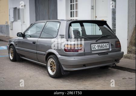 Voiture japonaise classique grise, la petite Toyota Corolla XL EE90 garée dans la rue Banque D'Images