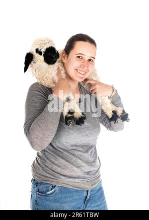 Agneau Valais blacknose et femme paysanne en face de fond blanc Banque D'Images