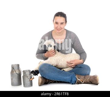 Agneau Valais blacknose et femme paysanne en face de fond blanc Banque D'Images