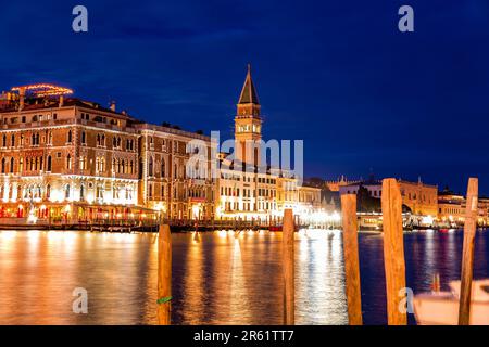 Venise, Italie - 2 avril 2022 : le Campanile de Saint-Marc, en italien, est le clocher de la basilique Saint-Marc à Venise, Italie. Banque D'Images