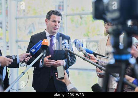 Brasilia, Brésil. 06th juin 2023. Hubertus Heil (SPD), ministre fédéral du travail et des Affaires sociales, s'adresse aux journalistes lors de sa visite à l'usine Mercedes-Benz do Brasil, en compagnie du ministre fédéral des Affaires étrangères Baerbock (Bündnis 90/Die Grünen). Credit: Annette Riedl/dpa/Alay Live News Banque D'Images