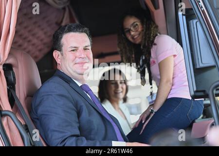 Brasilia, Brésil. 06th juin 2023. Hubertus Heil (SPD), ministre fédéral du travail et des Affaires sociales, et Annalena Baerbock (Bündnis 90/Die Grünen), ministre fédéral des Affaires étrangères, siègent dans un e-omnibus à l'usine Mercedes-Benz do Brasil. Credit: Annette Riedl/dpa/Alay Live News Banque D'Images