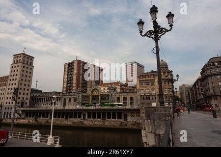 Bilbao, Espagne - 03 août 2022 : vue sur le pont Arenal sur la rivière Nervion et la gare de la Concordia Banque D'Images