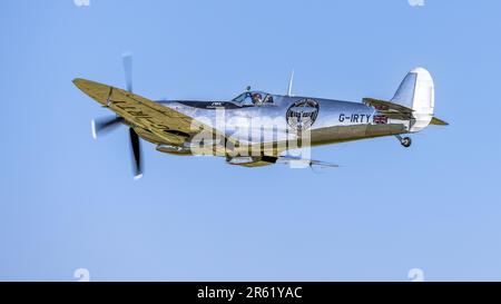 Silver Spitfire ' G-IRTY' en vol à Shuttleworth dans le monde Airshow tenu à l'ancien aérodrome de Warden le 4th juin 2023. Banque D'Images