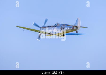 Silver Spitfire ' G-IRTY' en vol à Shuttleworth dans le monde Airshow tenu à l'ancien aérodrome de Warden le 4th juin 2023. Banque D'Images