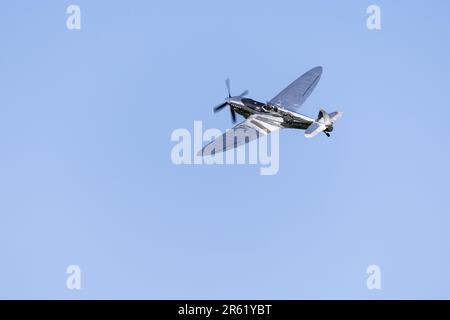 Silver Spitfire ' G-IRTY' en vol à Shuttleworth dans le monde Airshow tenu à l'ancien aérodrome de Warden le 4th juin 2023. Banque D'Images