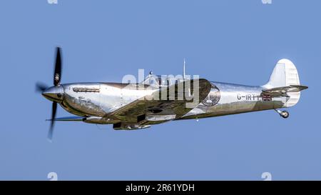 Silver Spitfire ' G-IRTY' en vol à Shuttleworth dans le monde Airshow tenu à l'ancien aérodrome de Warden le 4th juin 2023. Banque D'Images