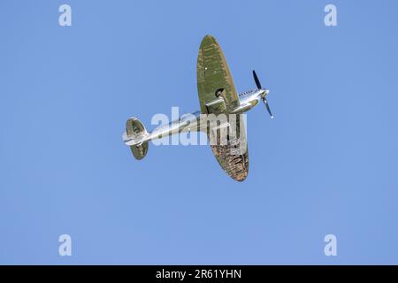 Silver Spitfire ' G-IRTY' en vol à Shuttleworth dans le monde Airshow tenu à l'ancien aérodrome de Warden le 4th juin 2023. Banque D'Images