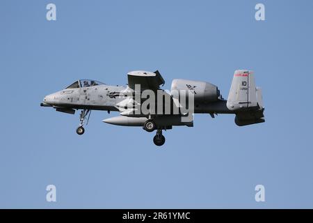 80-0250, a Fairchild Republic A-10C Thunderbolt II (ou Warthog) exploité par l'escadron de chasseurs 190th 'Shoull Bangers' de l'aile de chasseurs 125th de l'Idaho Air National Guard, United States Air Force, arrivant à l'aéroport international de Prestwick à Ayrshire. L'avion était l'un des six avions A-10Cs qui traversaient Prestwick pour participer à l'exercice Air Defender 2023 en Allemagne. Banque D'Images