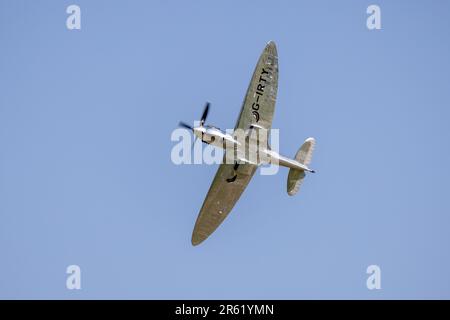 Silver Spitfire ' G-IRTY' en vol à Shuttleworth dans le monde Airshow tenu à l'ancien aérodrome de Warden le 4th juin 2023. Banque D'Images