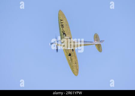 Silver Spitfire ' G-IRTY' en vol à Shuttleworth dans le monde Airshow tenu à l'ancien aérodrome de Warden le 4th juin 2023. Banque D'Images