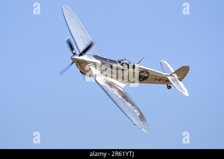 Silver Spitfire ' G-IRTY' en vol à Shuttleworth dans le monde Airshow tenu à l'ancien aérodrome de Warden le 4th juin 2023. Banque D'Images