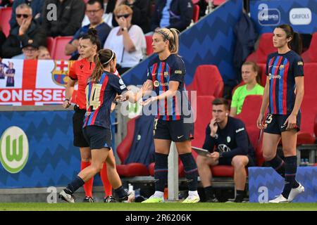 Aitana Bonmati, de Barcelone, en photo, étant substituée par Alexia Putellas, de Barcelone, lors d'un match de football féminin entre le FC Barcelona Femeni et le VFL Wolfsburg, lors de la finale de la compétition de l'UEFA Women's Champions League 2022-2023 , le samedi 3 juin 2023 à Eindhoven , aux pays-Bas . PHOTO SPORTPIX | David Catry Banque D'Images