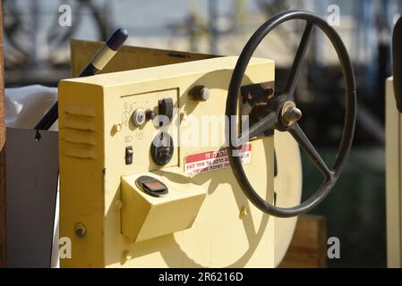 Gros plan d'un petit intérieur de moteur, équipé d'un tableau de bord monté sur le côté Banque D'Images