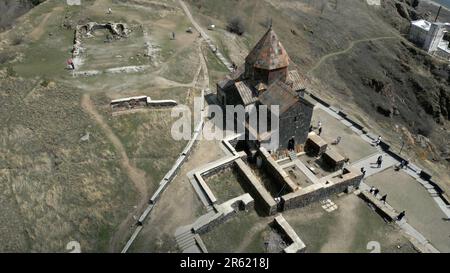 Complexe du monastère de Sevanananananank en Arménie. Bâtiments de monastère avec croix, vue d'en haut, sur le fond du lac de Sevan, maisons, personnes, haut s. Banque D'Images