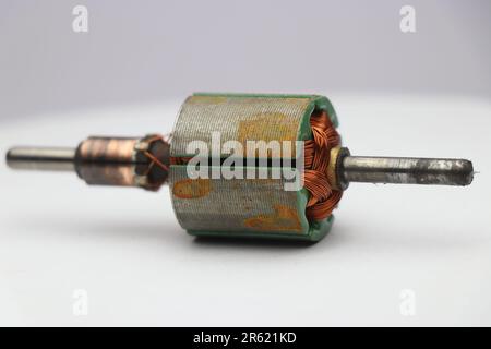 Le rotor d'un moteur cc avec une couche rouillée sur la surface sur fond blanc Banque D'Images