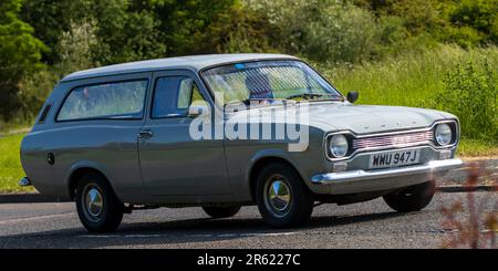 Stony Stratford, Royaume-Uni - 4 juin 2023 : voiture classique Ford ESCORTE 1971 grise voyageant sur une route de campagne anglaise. Banque D'Images