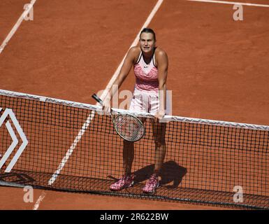 Paris, France. 06th juin 2023. Roland Garros Paris Français ouvert 2023 jour 10 06/06/2023 Aryna Sabalenka (-) attend le net en vain après qu'elle remporte le quart de finale match et Ukrainien Elina Svitolina évite la poignée de main crédit: Roger Parker/Alay Live News Banque D'Images