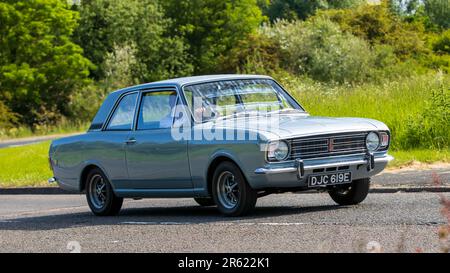 Stony Stratford, Royaume-Uni - 4 juin 2023: 1967 bleu FORD CORTINA MK1 GT voiture classique voyageant sur une route de campagne anglaise. Banque D'Images