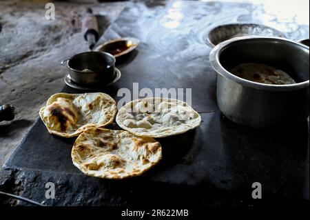 Trois rôtis de Tandoor fraîchement préparés pour servir dans le punjabi dhaba avec des ustensiles près. Mise au point sélective. Banque D'Images