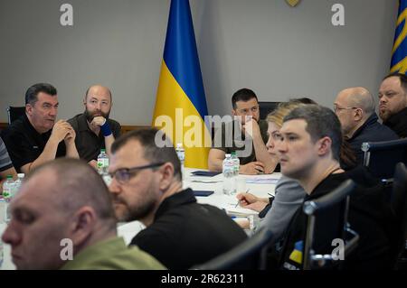 Le président ukrainien Volodymyr Zelensky (C) tient une réunion d'urgence du Conseil de sécurité nationale et de défense sur la situation à la Kakhovka après l'explosion du barrage dans la nuit, à Kiev, Ukraine, mardi, 6 juin, 2023. Alors que les oficials ukrainiens et russes se sont accusés mutuellement de détruire le barrage Nova Kakhovka dans la partie russe de la région de Kherson, les autorités ukrainiennes ont commencé à évacuer plusieurs villages sur la rive droite de la rivière Dnipro en raison d'un risque élevé d'inondation. Pendant ce temps, l'administration installée par la Russie dans la région prévoit des évacuations de trois Banque D'Images