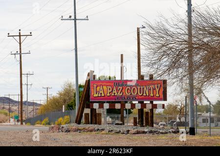 Bienvenue au panneau la Paz County Park à Parker, Arizona. Le parc offre des sites de camping-car avec services publics, ainsi que des sites de camping sec, le long du fleuve Colorado Banque D'Images