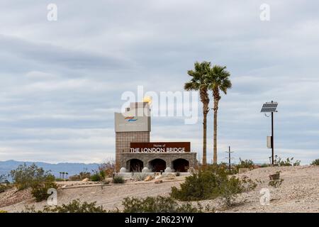 Lac Havasu City, AZ - 10 mars 2023: Panneau entrant dans la ville avec la maison du pont de Londres et panneaux solaires pour l'éclairage. Banque D'Images