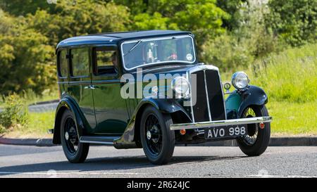 Stony Stratford, Royaume-Uni - 4 juin 2023: 1934 BSA TRICORPS voiture d'époque voyageant sur une route de campagne anglaise. Banque D'Images