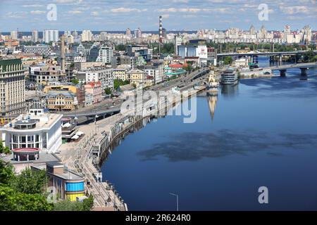 Magnifique remblai de la Dnipro à Kiev, par une belle journée d'été. 06.04.2023. Kiev. Ukraine. Banque D'Images