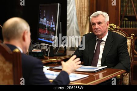 Moscou, Fédération de Russie. 06th juin 2023. Le président russe Vladimir Poutine (L) rencontre le gouverneur de la région de Magadan Sergueï Nosov au Kremlin, à Moscou, en Russie. Photo par Kremlin POOL/ Credit: UPI/Alamy Live News Banque D'Images