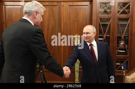 Moscou, Fédération de Russie. 06th juin 2023. Le président russe Vladimir Poutine (R) rencontre le gouverneur de la région de Magadan Sergueï Nosov au Kremlin, à Moscou, en Russie. Photo par Kremlin POOL/ Credit: UPI/Alamy Live News Banque D'Images